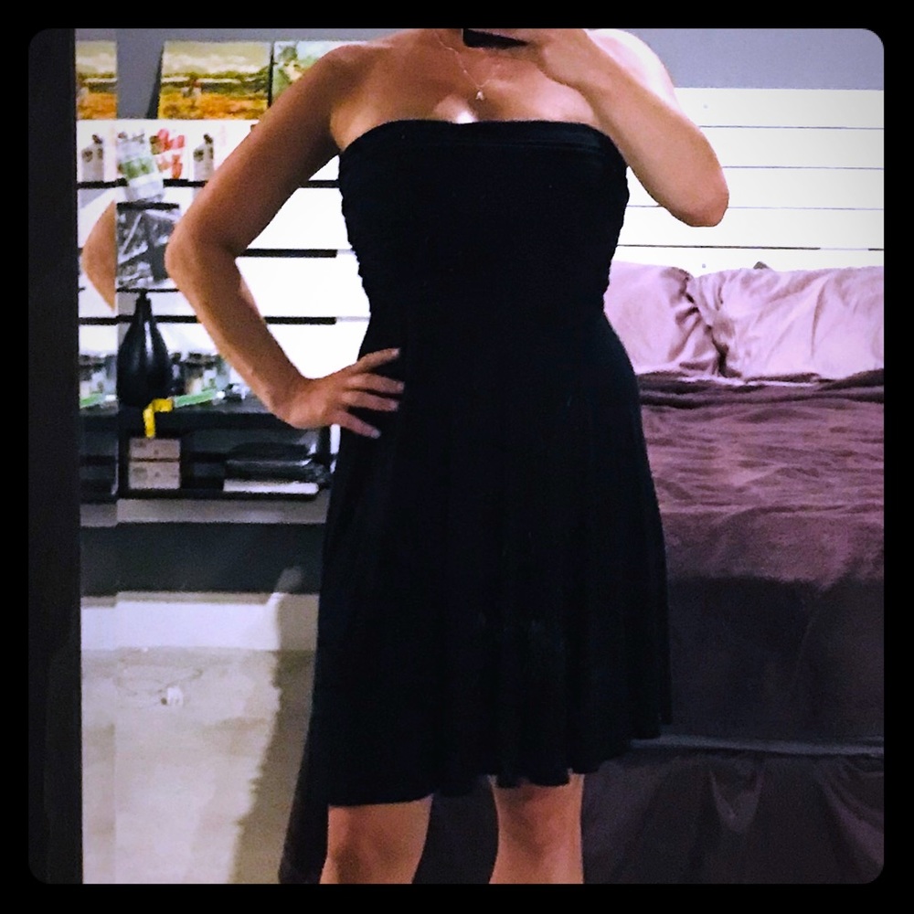 🛍 5/$25 Cute Flowy Black Strapless Dress